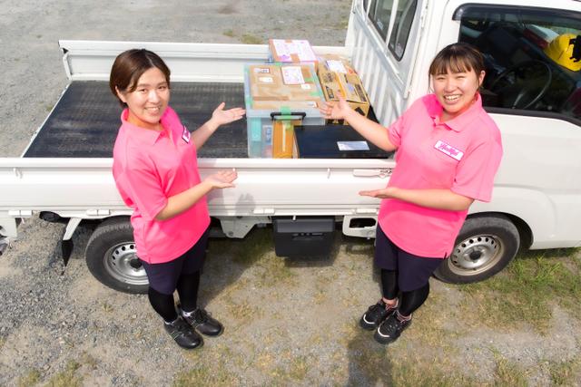 トラックに積んだ不用品とハートフル長崎のスタッフ写真